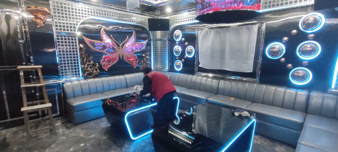 Nhân viên đang lau dọn khu vực phòng hát