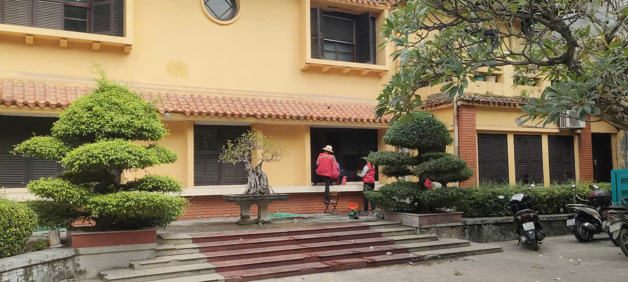 Nhân viên đang lau khung cửa sổ