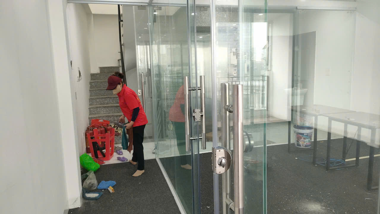 Nhân viên đang khu vực ngoài phòng họp