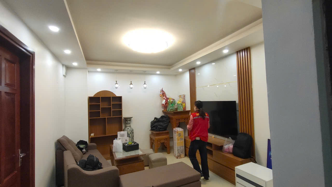 Nhân viên đang dọn dẹp phòng khách