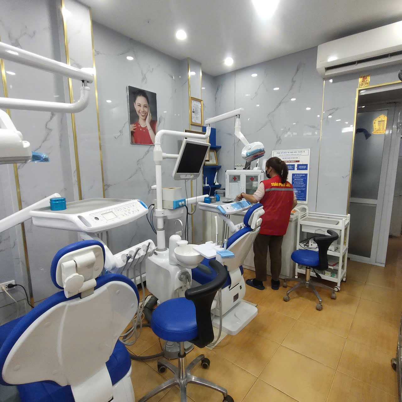 Nhân viên đang dọn dẹp ngăn nắp trong phòng khám