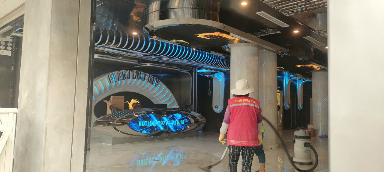 Nhân viên đang hút bụi