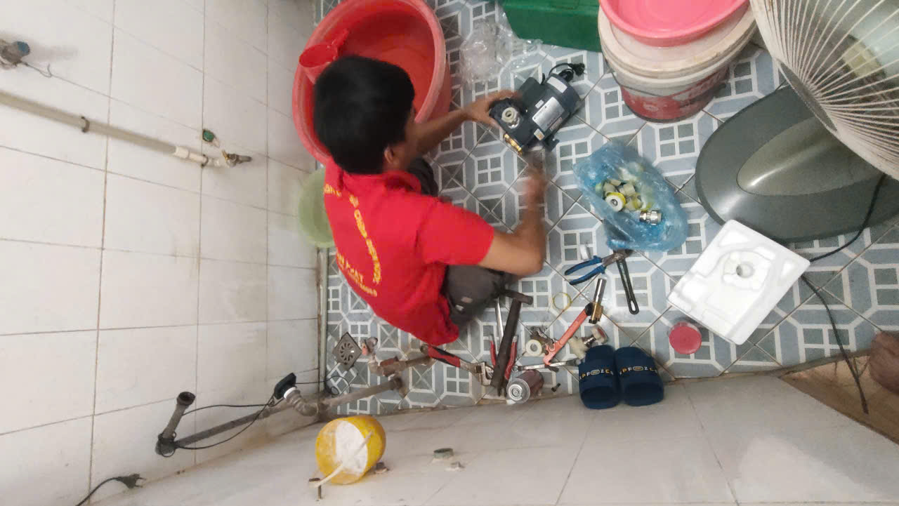 Nhân viên đang sửa chữa đường nước