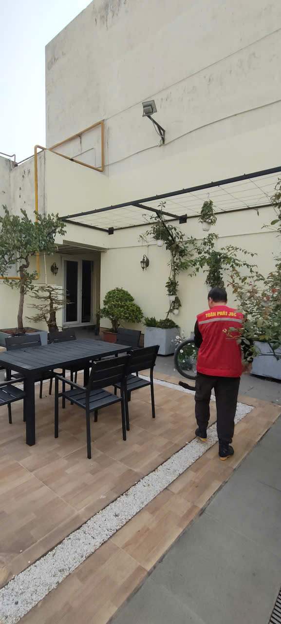 Nhân viên đang chuẩn bị đồ đạc dọn trên tầng thượng