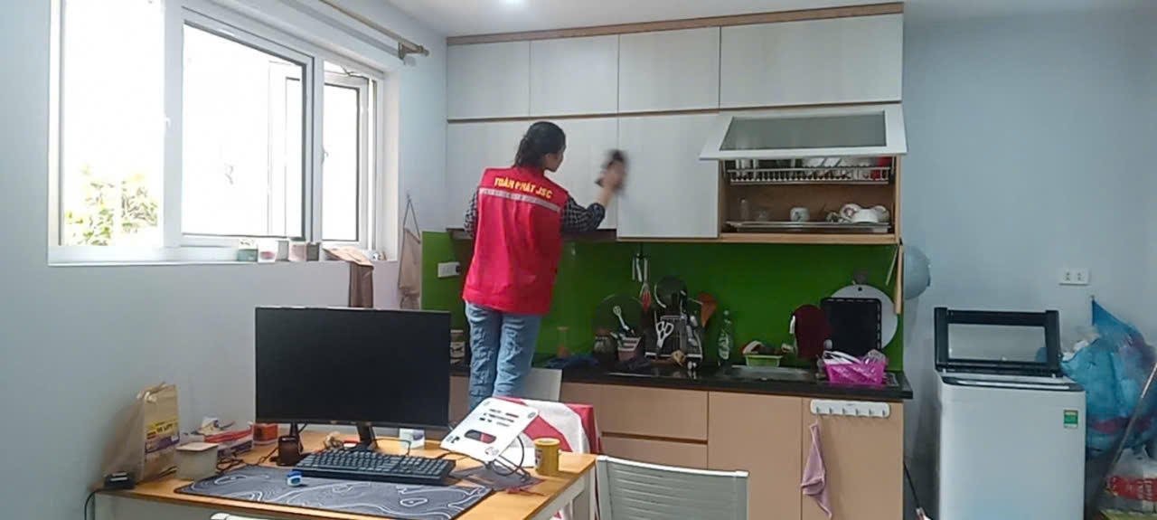 Nhân viên đang dọn dẹp phòng bếp