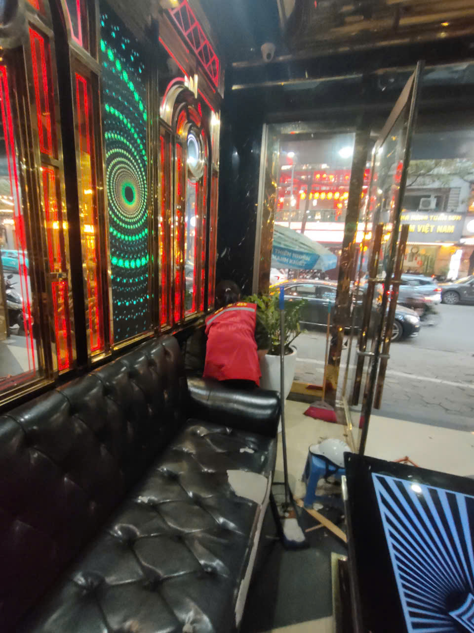 Nhân viên đang dọn dẹp khu vực tiếp khách