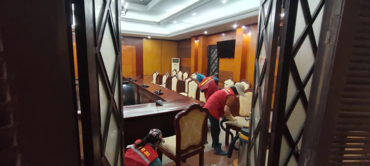 Nhân viên đang dọn dẹp phòng họp