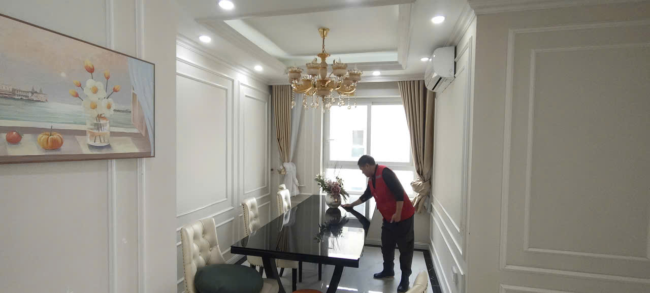 Nhân viên đang dọn dẹp khu vực phòng ăn