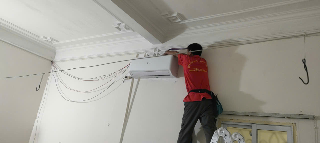Nhân viên đang sửa chữa điều hòa