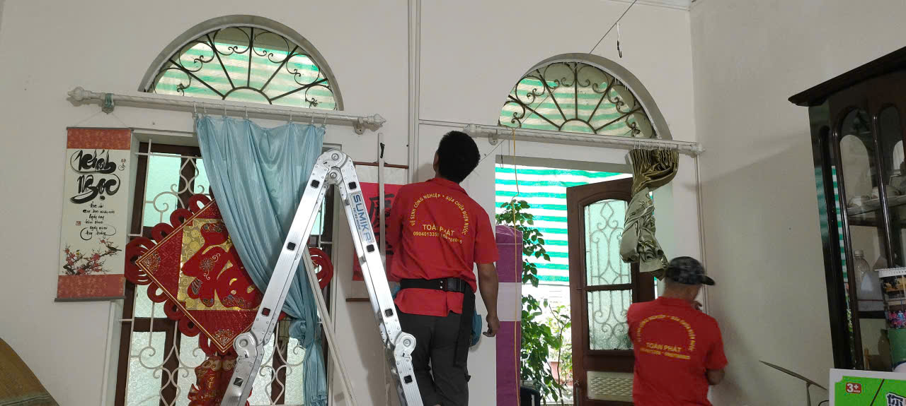 Nhân viên đang đấu điện 