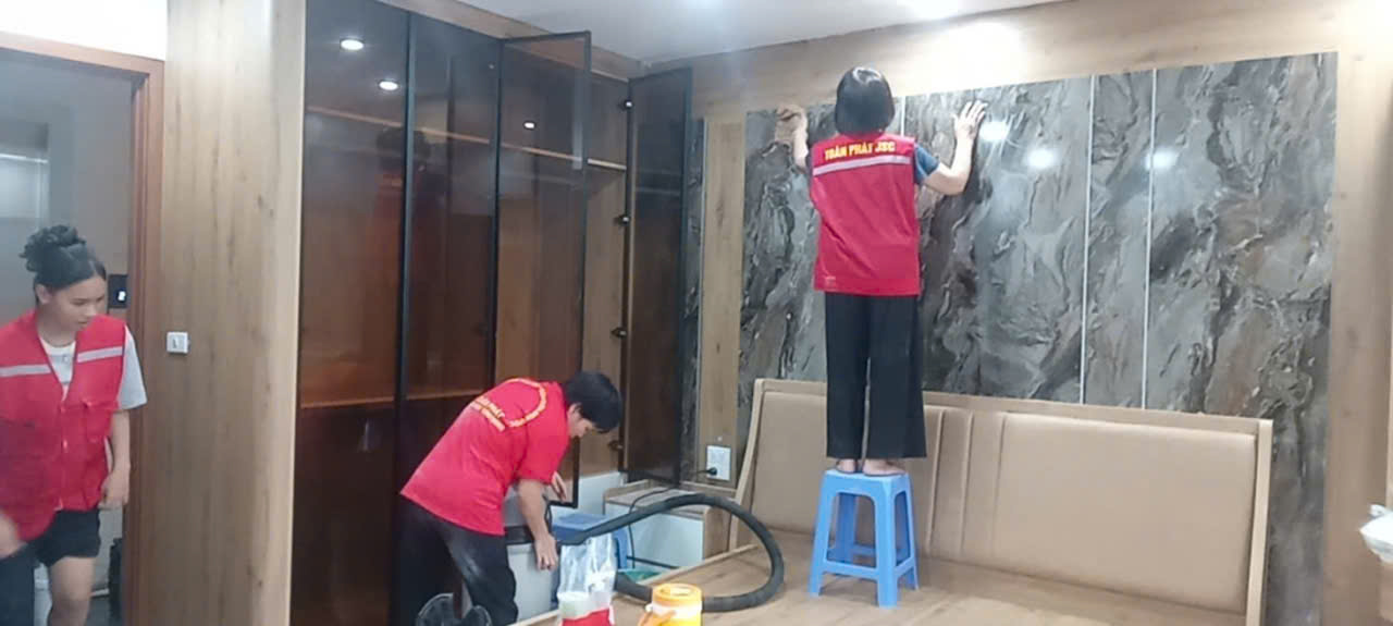 Nhân viên đang dọn dẹp xung quanh phòng