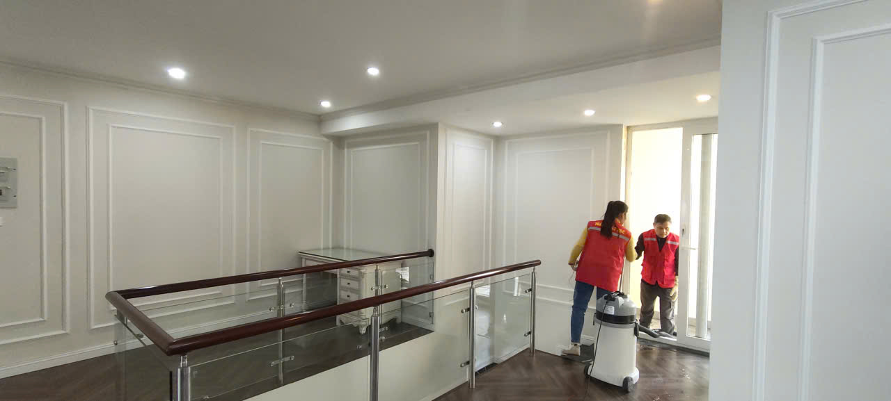 Nhân viên đang dọn dẹp khu hành lang