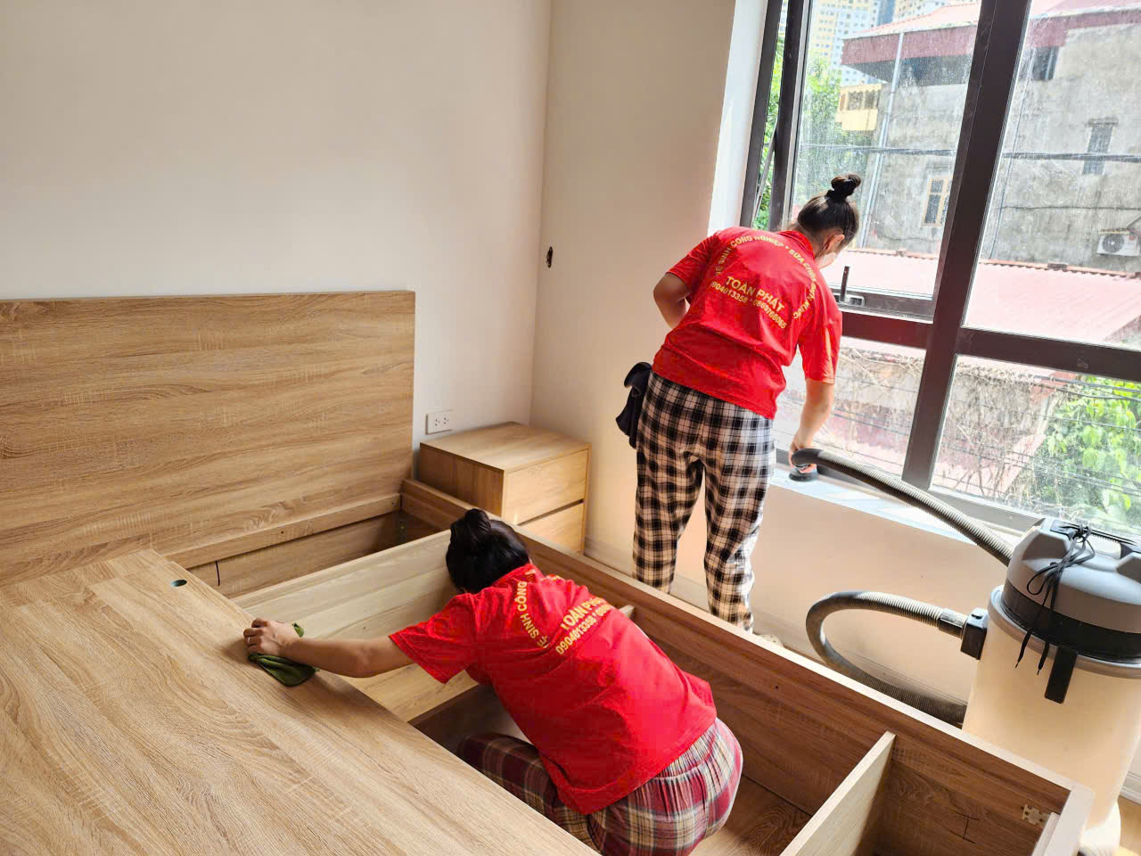 Nhân viên đang dọn dẹp giường phòng ngủ