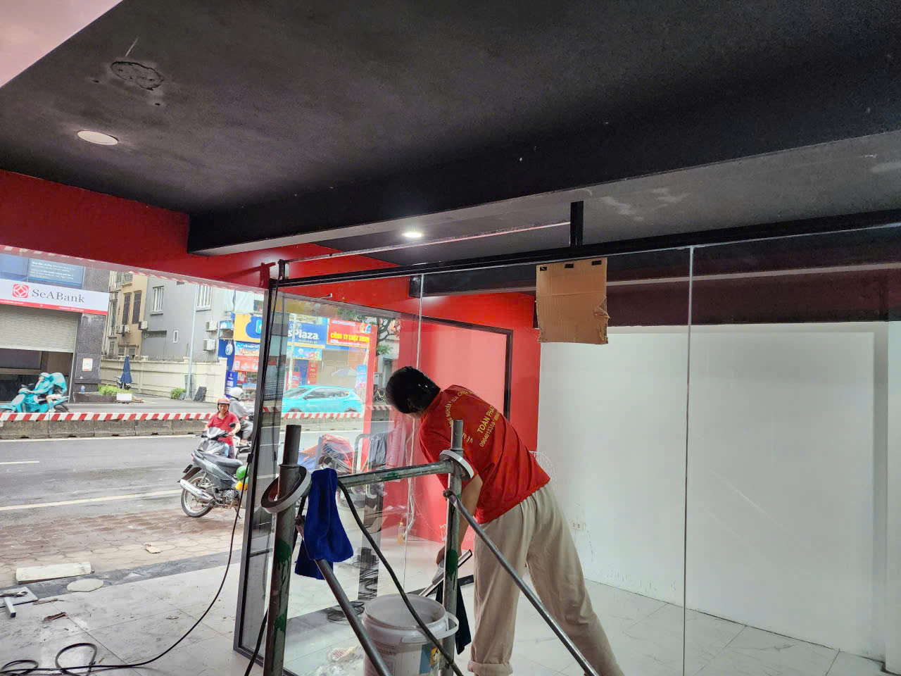 Nhân viên đang lau dọn cửa kính showroom