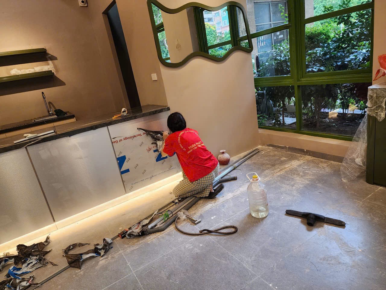 Nhân viên đang bóc tem dán khu vực quầy