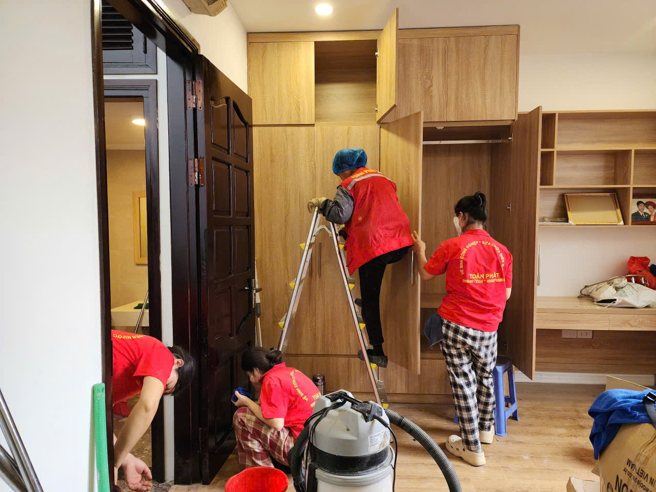 Nhân viên đang dọn dẹp các góc trong phòng ngủ khác