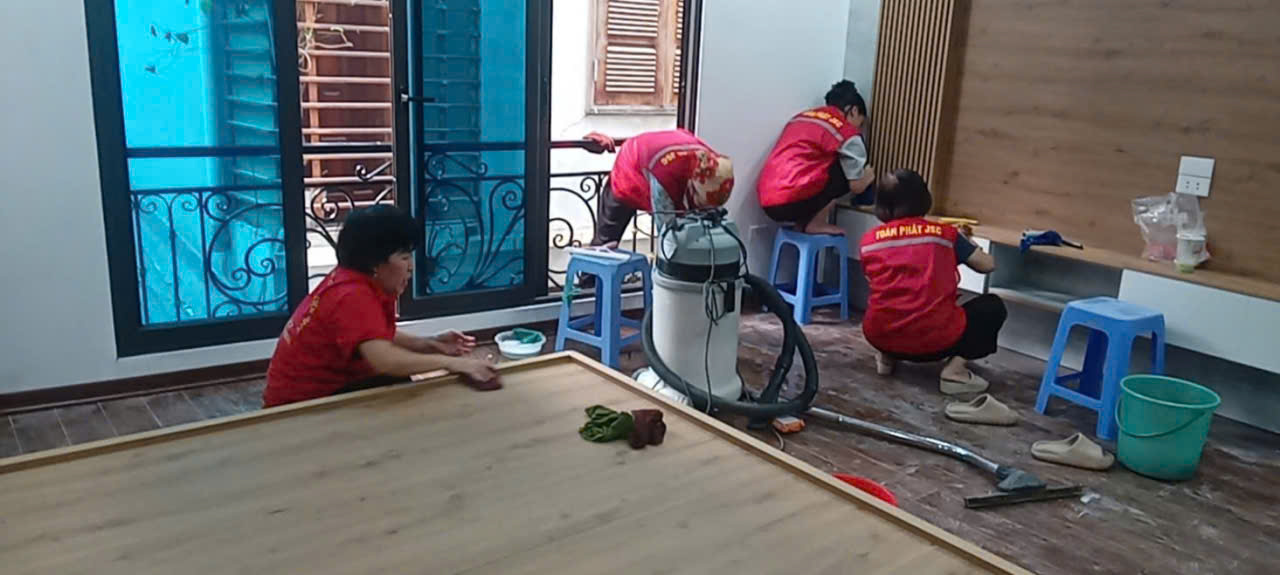 Nhân viên đang dọn dẹp phòng ngủ