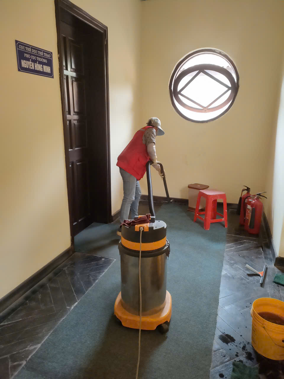 Nhân viên đang hút bụi hành lang