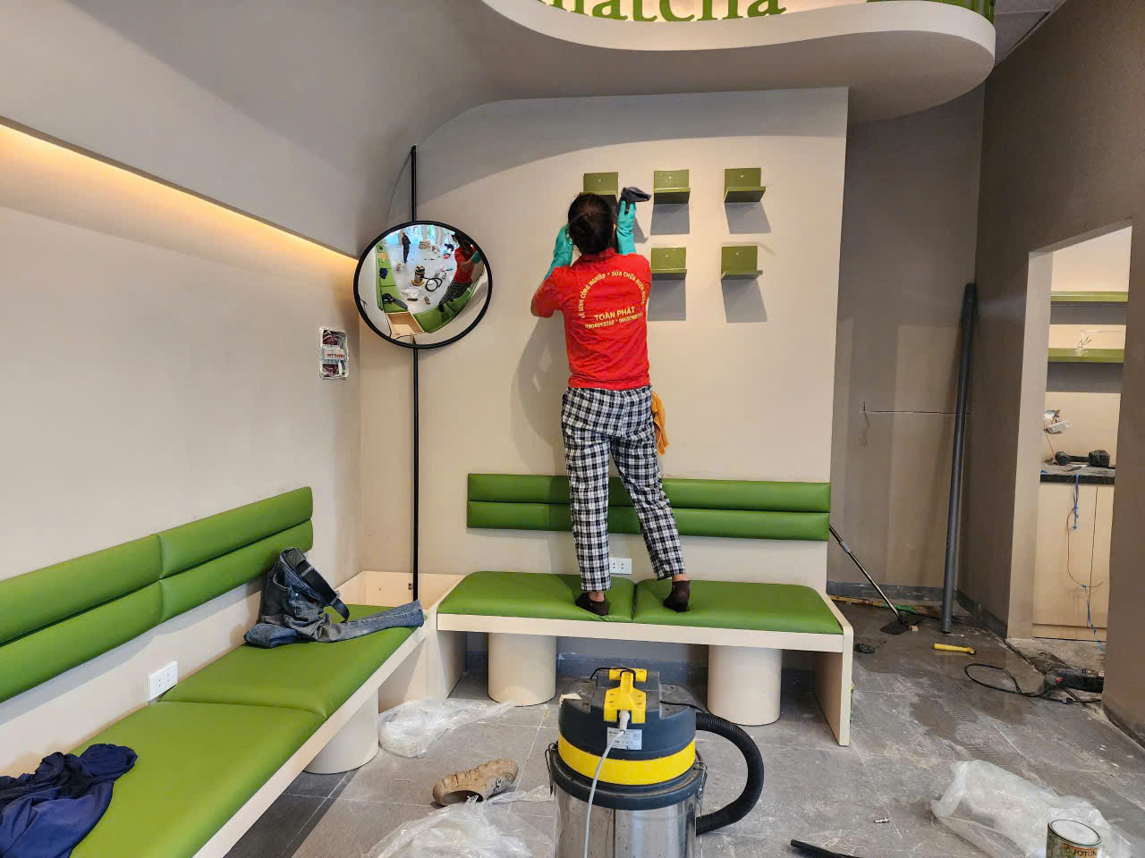 Nhân viên đang lau dọn kệ để đồ