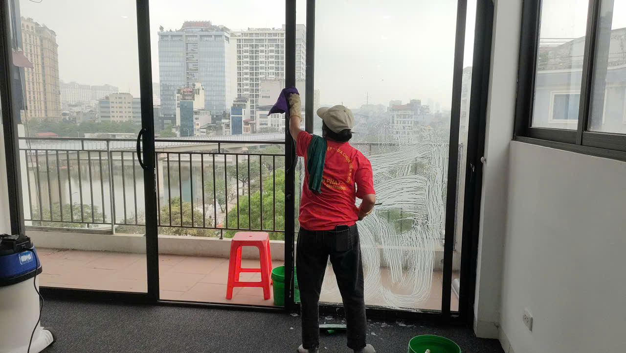 Nhân viên đang cửa kính ban công