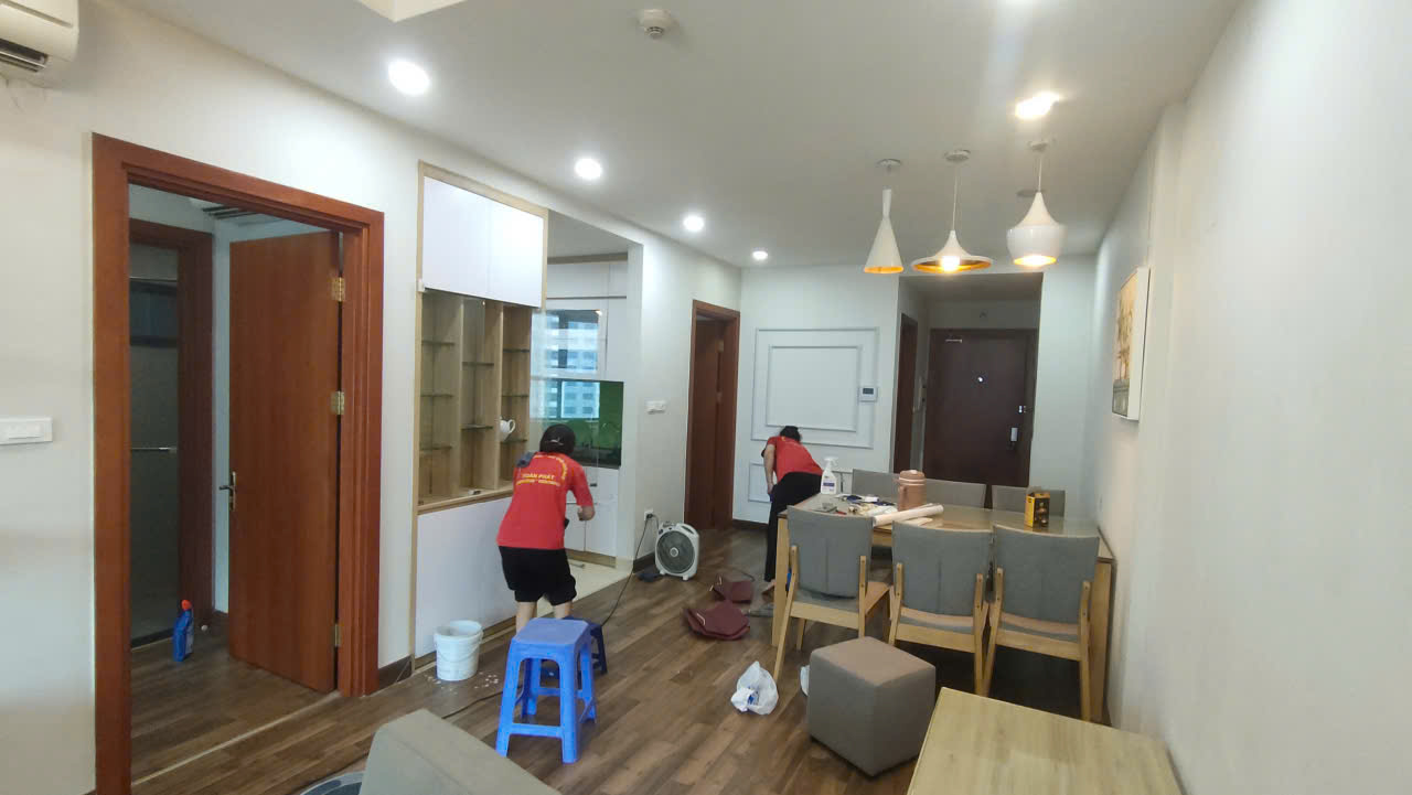 Nhân viên đang dọn dẹp phòng ăn