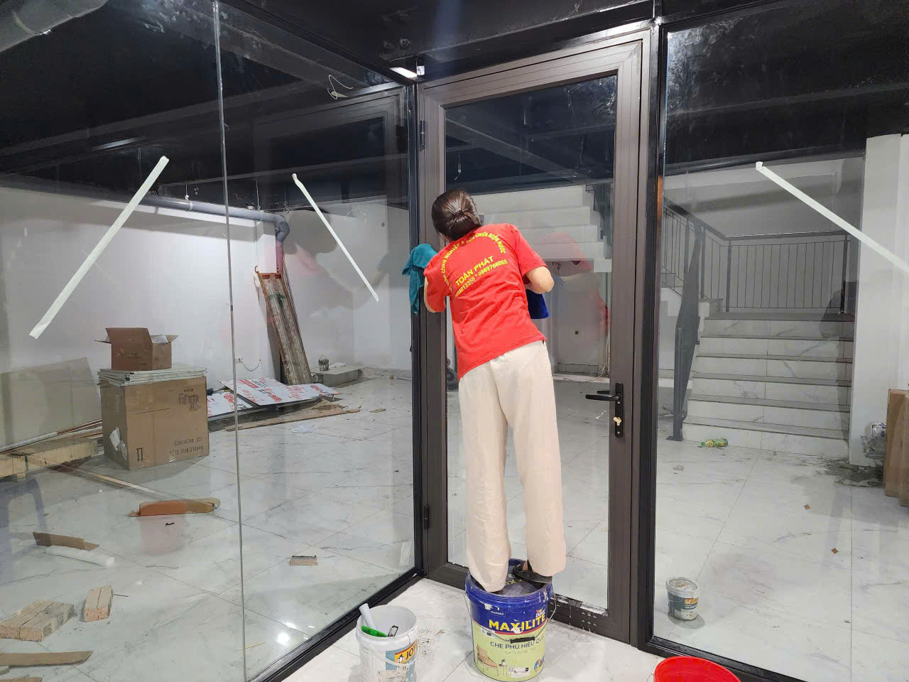 Nhân viên đang lau cửa kính